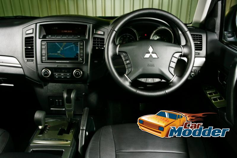 2011 Mitsubishi Pajero / Shogun / Montero Interior