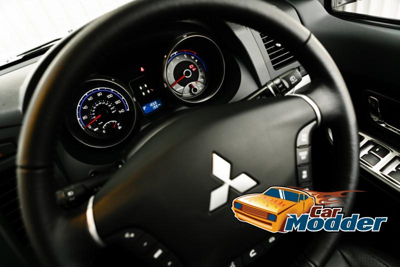 2011 Mitsubishi Pajero / Shogun / Montero Interior